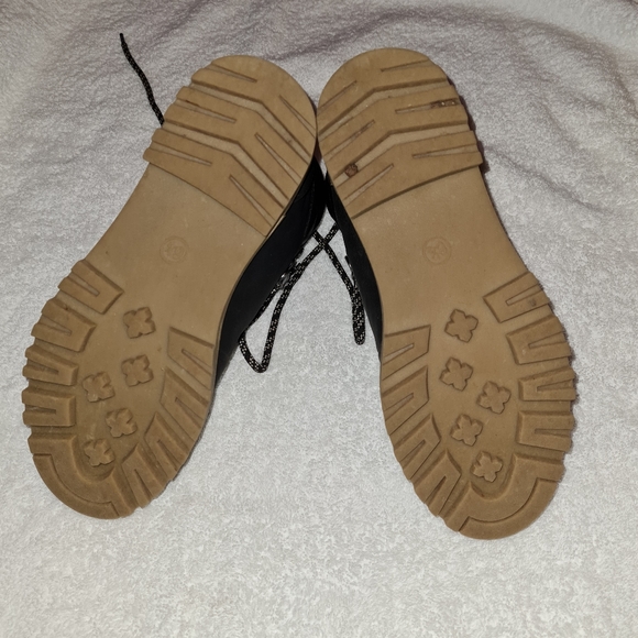 Wms Black lace up Tully boots - Picture 2 of 5